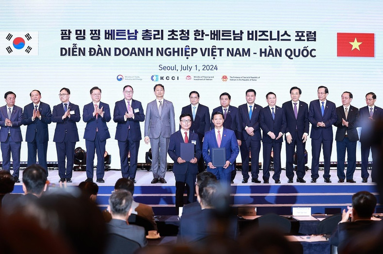 El primer ministro vietnamita, Pham Minh Chinh, presencia la firma de documentos de cooperación entre las dos partes. (Foto: VNA)