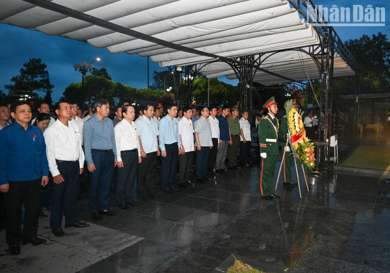 Asistentes rinden homenaje a los héroes y mártires en el Cementerio Nacional de la Ruta 9.