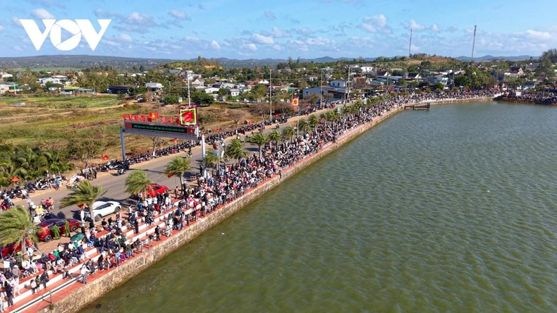 Desde primera hora de la mañana, miles de lugareños y turistas se reúnen en las orillas del lago de Loto para animar a los equipos contendientes. Desde primera hora de la mañana, miles de lugareños y turistas se reúnen en las orillas del lago de Loto para animar a los equipos contendientes.