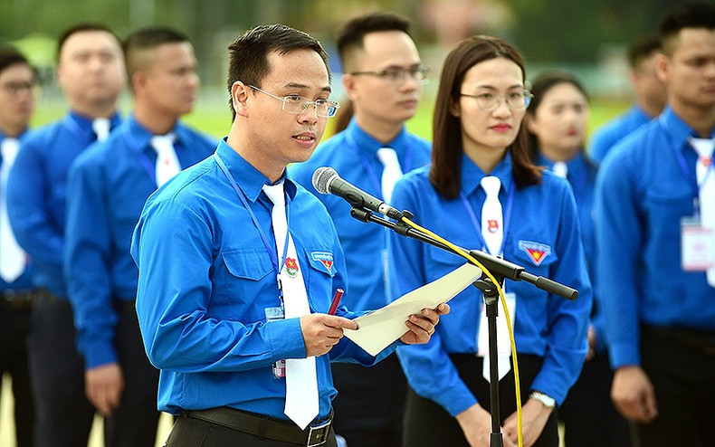 Nguyen Duy Son, representante del Ministerio de Relaciones Exteriores, en nombre de los 75 delegados del festival informa los esfuerzos y logros alcanzados por los miembros de la organización juvenil en los últimos tiempos. Nguyen Duy Son, representante del Ministerio de Relaciones Exteriores, en nombre de los 75 delegados del festival informa los esfuerzos y logros alcanzados por los miembros de la organización juvenil en los últimos tiempos.