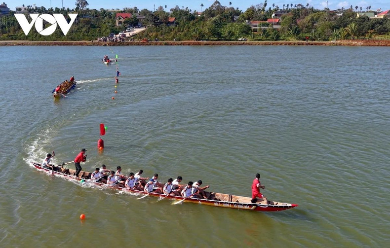 En esta edición participan más de 200 remeros de 12 equipos de las comunas de Quang Dien y Binh Hoa, distrito de Krong Ana. En esta edición participan más de 200 remeros de 12 equipos de las comunas de Quang Dien y Binh Hoa, distrito de Krong Ana.