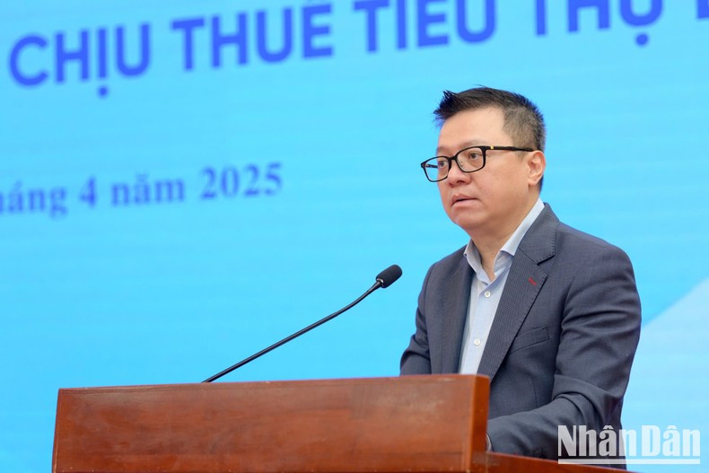 Le Quoc Minh, presidente-editor del periódico Nhan Dan, habla en el seminario (Foto: Nhan Dan) Le Quoc Minh, presidente-editor del periódico Nhan Dan, habla en el seminario (Foto: Nhan Dan)