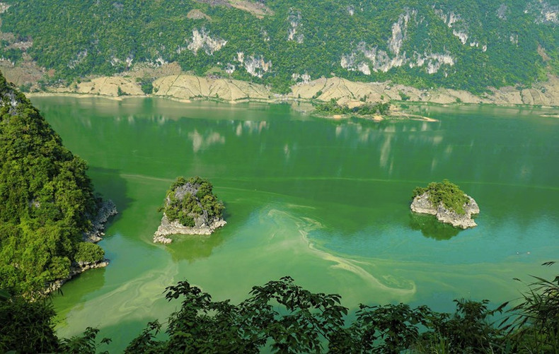 Paisaje del lago de Song Da en la comuna de Huoi So, distrito de Tua Chua Paisaje del lago de Song Da en la comuna de Huoi So, distrito de Tua Chua