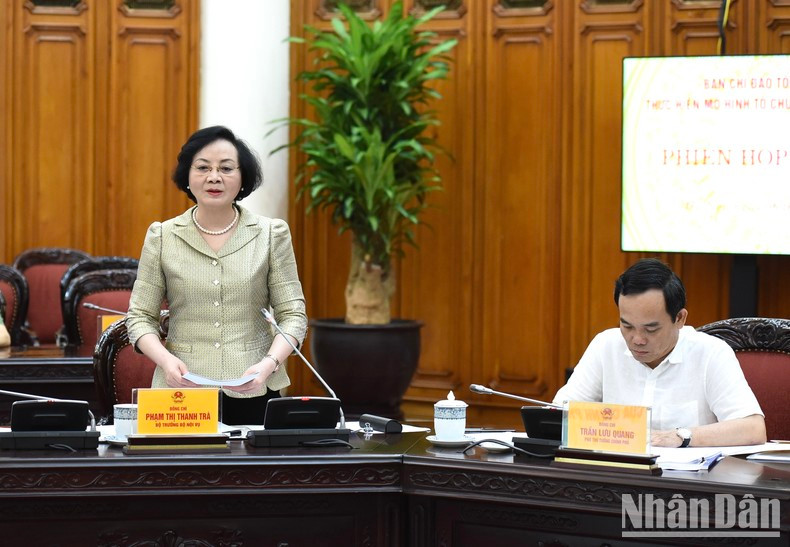 La ministra del Interior, Pham Thi Thanh Tra presenta el proyecto del modelo de estructura organizacional del Gobierno. La ministra del Interior, Pham Thi Thanh Tra presenta el proyecto del modelo de estructura organizacional del Gobierno.