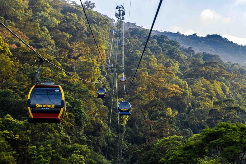 Un moderno sistema de teleférico lleva a los visitantes a la cima de Ba Na. Un moderno sistema de teleférico lleva a los visitantes a la cima de Ba Na.