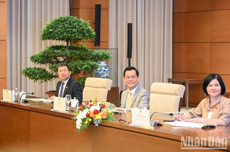 Los delegados vietnamitas en el acto.