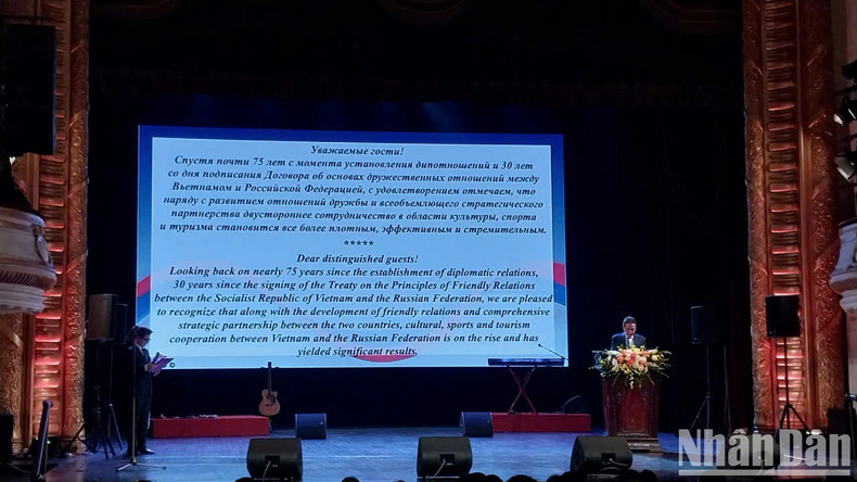 En la función interviene el viceministro vietnamita de Cultura, Deportes y Turismo, Hoang Dao Cuong. En la función interviene el viceministro vietnamita de Cultura, Deportes y Turismo, Hoang Dao Cuong.