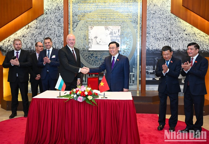 Rossen Dimitrov Jeliazkov firma el Libro de Recuerdos en la casa tradicional de la AN de Vietnam. Rossen Dimitrov Jeliazkov firma el Libro de Recuerdos en la casa tradicional de la AN de Vietnam.