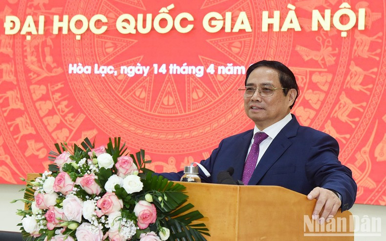 Al hablar en la reunión con la Universidad Nacional de Hanói, el premier vietnamita instó a que, como una universidad multidisciplinaria, con larga tradición histórica, que se ha capacitado en muchos campos importantes y clave, la Universidad Nacional de Hanói debe centrarse en cinco principales tareas. Al hablar en la reunión con la Universidad Nacional de Hanói, el premier vietnamita instó a que, como una universidad multidisciplinaria, con larga tradición histórica, que se ha capacitado en muchos campos importantes y clave, la Universidad Nacional de Hanói debe centrarse en cinco principales tareas.