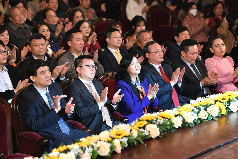 Asistieron al evento la jefa de la Comisión de Movilización de Masas del Partido Comunista (PCV), Bui Thi Minh Hoai; el jefe de Redacción del periódico Nhan Dan, Le Quoc Minh; el titular de la Comisión de Cultura y Educación de la Asamblea Nacional, Nguyen Dac Vinh; el director general de la Voz de Vietnam, Do Tien Sy, y líderes de departamentos, ministerios y sectores relevantes. Asistieron al evento la jefa de la Comisión de Movilización de Masas del Partido Comunista (PCV), Bui Thi Minh Hoai; el jefe de Redacción del periódico Nhan Dan, Le Quoc Minh; el titular de la Comisión de Cultura y Educación de la Asamblea Nacional, Nguyen Dac Vinh; el director general de la Voz de Vietnam, Do Tien Sy, y líderes de departamentos, ministerios y sectores relevantes.