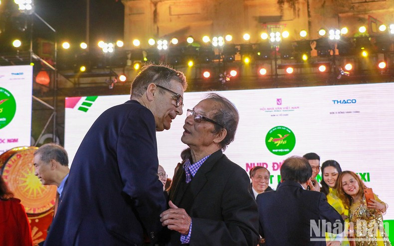 Emotivo encuentro entre los poetas Bang Viet, de Vietnam, y Bruce Weigl, de Estados Unidos. Emotivo encuentro entre los poetas Bang Viet, de Vietnam, y Bruce Weigl, de Estados Unidos.