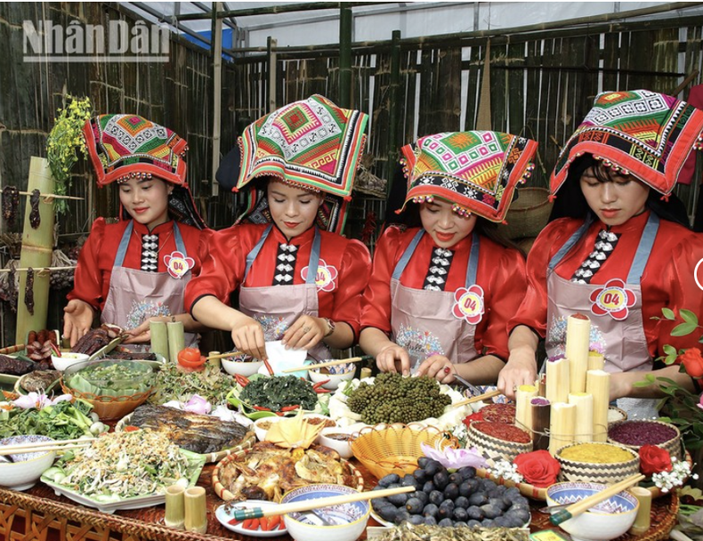 Junto a otros concursos, el de presentaciones culinarias exaltó la cultura gastronómica típica de las etnias que habitan la ciudad de Son La.
