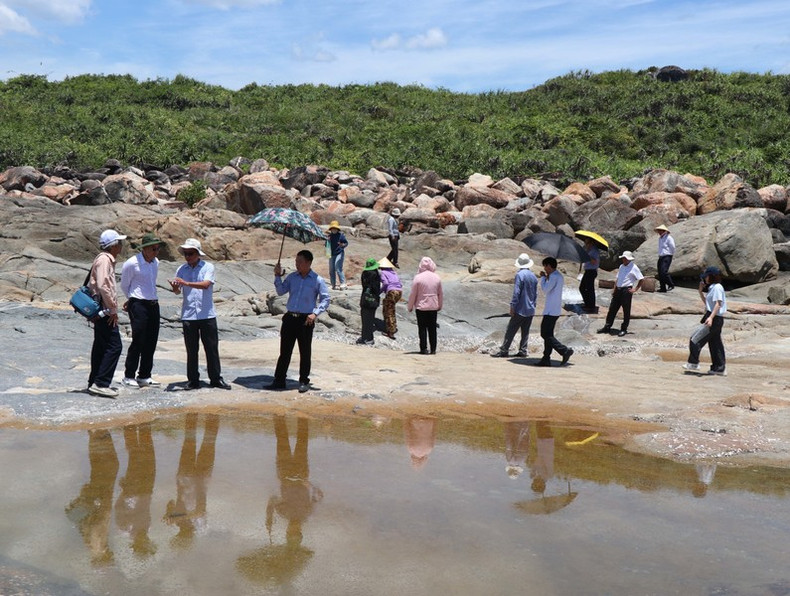 La producción de sal se realiza de manera rústica y manual.