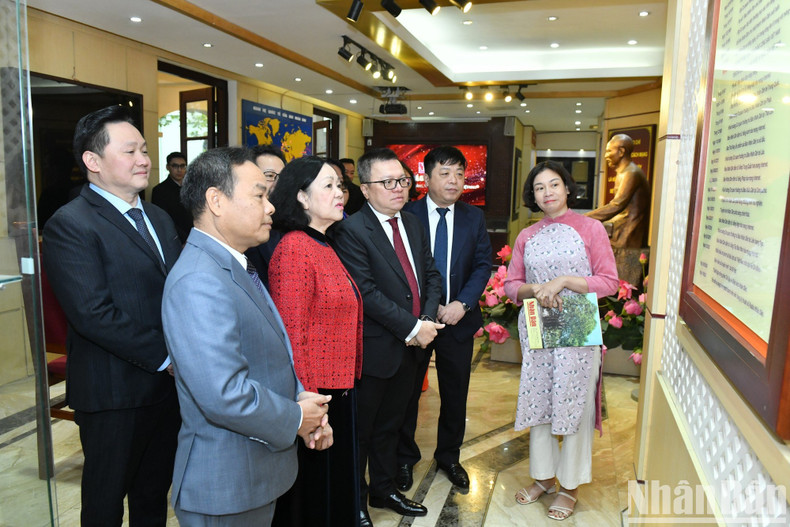 Truong Thi Mai visita la sala memorial de Nhan Dan.