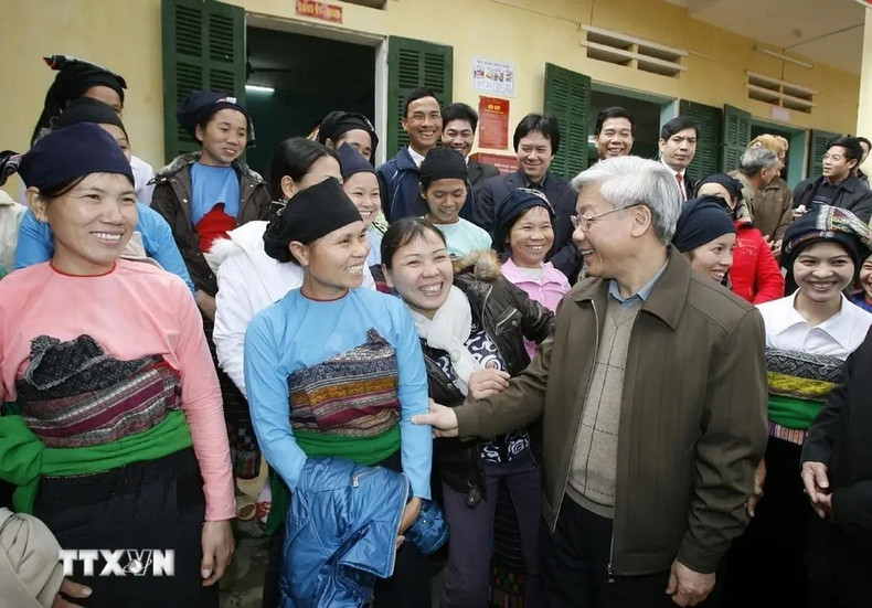 El presidente de la AN, Nguyen Phu Trong, con personas étnicas en la comuna de Ngoc Phung, distrito de Thuong Xuan, provincia de Thanh Hoa, enero de 2010. (Foto: VNA) El presidente de la AN, Nguyen Phu Trong, con personas étnicas en la comuna de Ngoc Phung, distrito de Thuong Xuan, provincia de Thanh Hoa, enero de 2010. (Foto: VNA)