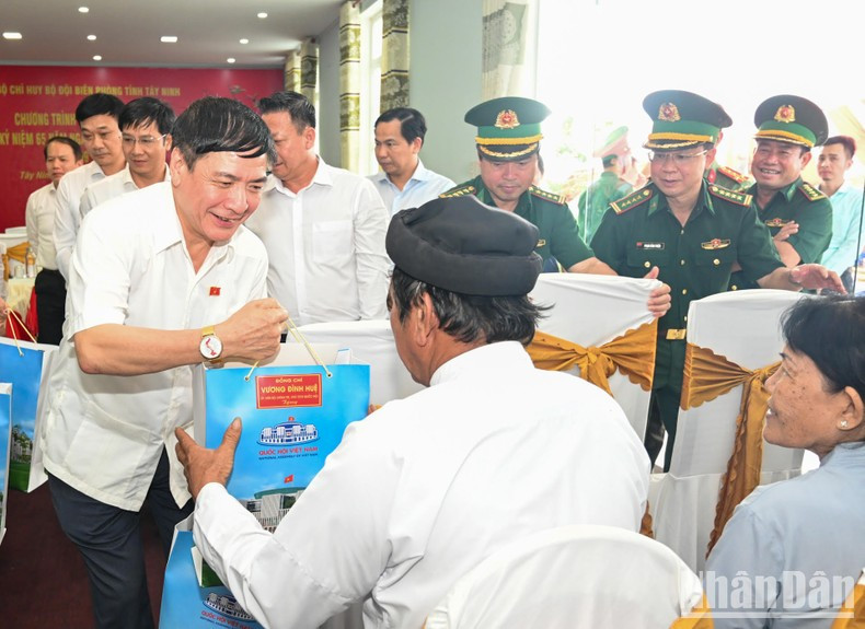 El secretario general y jefe de la Oficina Parlamentaria, Bui Van Cuong, otorga obsequios a hogares en desventajas económicas. El secretario general y jefe de la Oficina Parlamentaria, Bui Van Cuong, otorga obsequios a hogares en desventajas económicas.