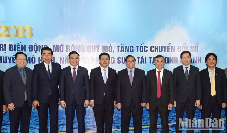 Minh Chinh y funcionarios y líderes del Petrovietnam.