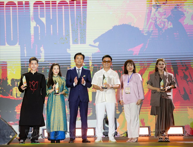 Los diseñadores presentan las colecciones del Ao dai al público de la capital.