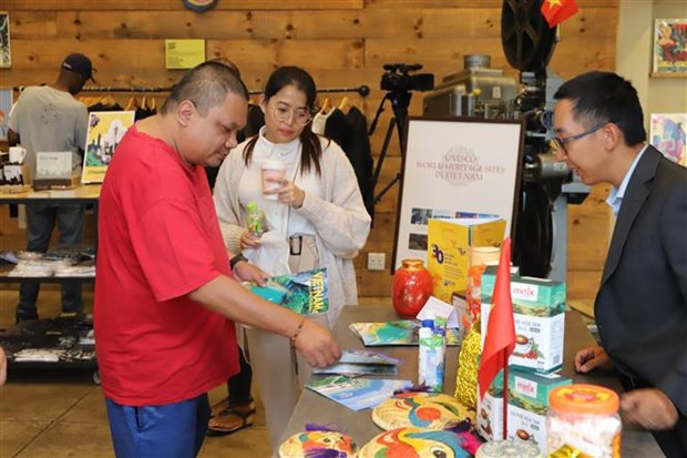 Exhibición sobre la cultura, la nación y el pueblo de Vietnam, así como algunos productos vietnamitas. (Foto: VNA)