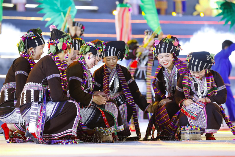 Las mujeres Lu lucen elegantes con trajes tradicionales hechos por ellas mismas.