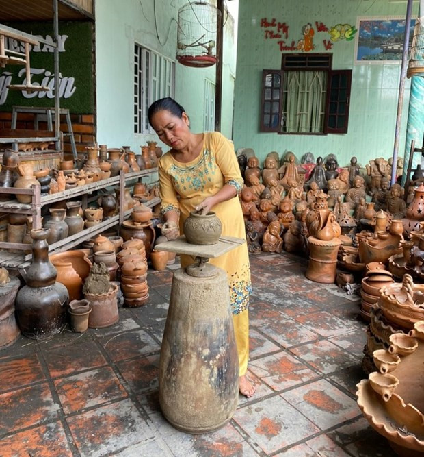 Una artesana del poblado de cerámica de Bau Truc. (Foto: VOV)