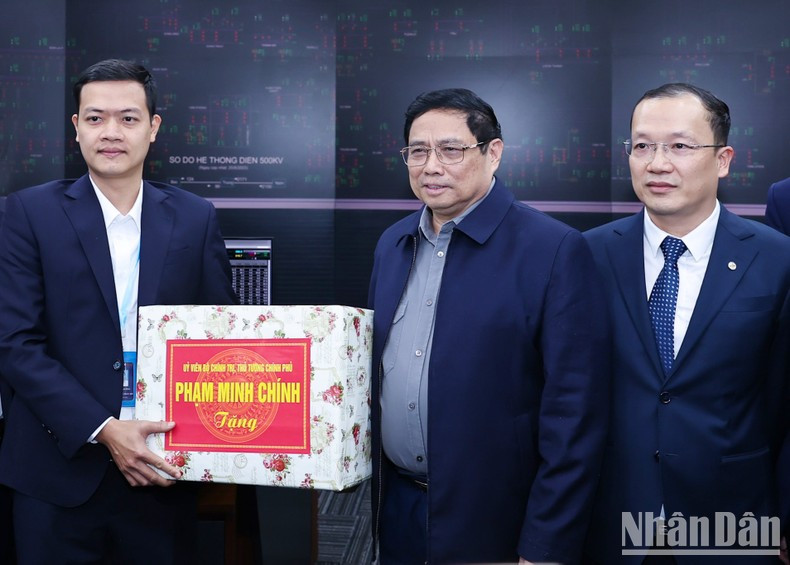 El premier vietnamita entrega regalo al Centro nacional de despacho de carga.