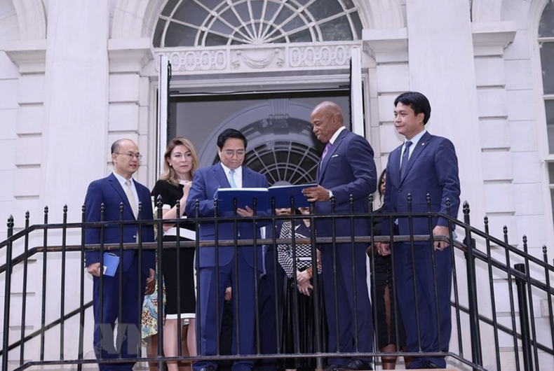 Minh Chinh firma el libro de recuerdo. (Foto: VNA) Minh Chinh firma el libro de recuerdo. (Foto: VNA)