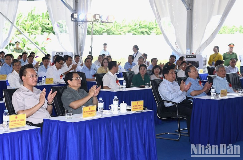 Minh Chinh y los delegados en la inauguración de la carretera que une la autopista Hanói-Hai Phong con el tramo de Cau Gie-Ninh Binh que pasa por la provincia de Yen (segunda fase). Minh Chinh y los delegados en la inauguración de la carretera que une la autopista Hanói-Hai Phong con el tramo de Cau Gie-Ninh Binh que pasa por la provincia de Yen (segunda fase).
