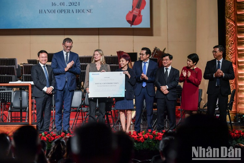 La noche musical entrega cerca de cinco mil dólares a Coup de Pouce Vietnam para actividades benéficas. La noche musical entrega cerca de cinco mil dólares a Coup de Pouce Vietnam para actividades benéficas.