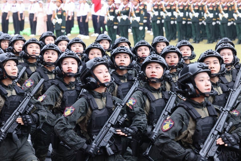 Mujer soldado de la Policía Especial participó en el desfile del 70 aniversario de la Victoria de Dien Bien Phu (7 de mayo de 1954 - 7 de mayo de 2024).