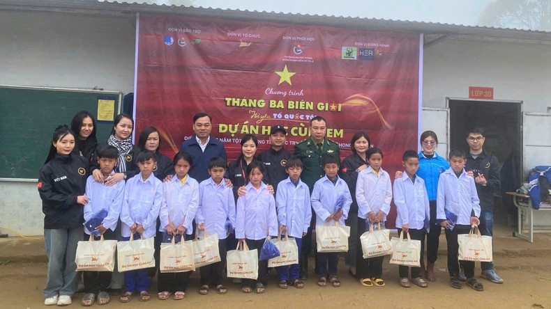La instancia de la Unión de Jóvenes Comunista Ho Chi Minh en la estación de guardia fronteriza de Tri Le, los patrocinadores y las entidades relacionadas entregan regalos a los estudiantes de la escuela primaria de Tri Le 4. La instancia de la Unión de Jóvenes Comunista Ho Chi Minh en la estación de guardia fronteriza de Tri Le, los patrocinadores y las entidades relacionadas entregan regalos a los estudiantes de la escuela primaria de Tri Le 4.
