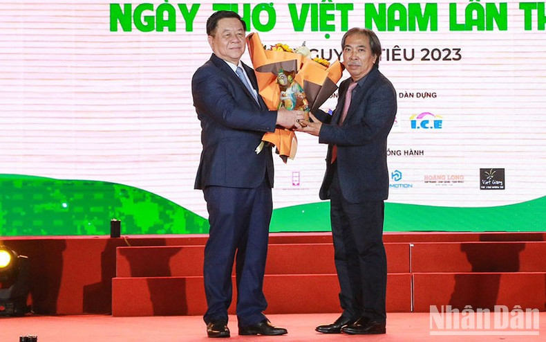 Nguyen Trong Nghia, jefe de la Comisión de Comunicación y Educación del Comité Central del Partido, recibe como regalo de la Asociación de Escritores de Vietnam la escultura de un gato, el animal que regirá este año según el zodiaco vietnamita. Nguyen Trong Nghia, jefe de la Comisión de Comunicación y Educación del Comité Central del Partido, recibe como regalo de la Asociación de Escritores de Vietnam la escultura de un gato, el animal que regirá este año según el zodiaco vietnamita.