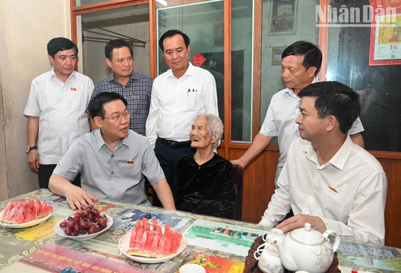 Dinh Hue visita a la Madre Vietnamita Heroica Nguyen Thi Phuoc en la ciudad de Quang Tri.
