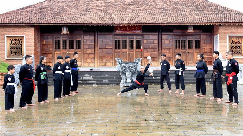 El maestro Thai Minh Quang enseña a sus discípulos la famosa técnica de la secta de artes marciales Bach Long. El maestro Thai Minh Quang enseña a sus discípulos la famosa técnica de la secta de artes marciales Bach Long.