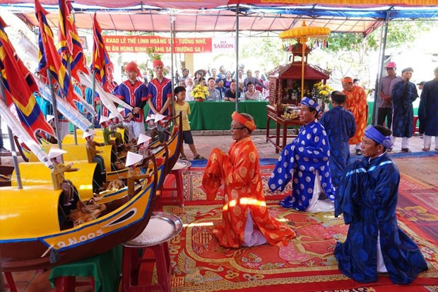 "Le khao le the linh Hoang Sa", una ceremonia en memoria de los soldados de Hoang Sa (Paracels) celebrada en el distrito de Ly Son (Foto: VNA) "Le khao le the linh Hoang Sa", una ceremonia en memoria de los soldados de Hoang Sa (Paracels) celebrada en el distrito de Ly Son (Foto: VNA)
