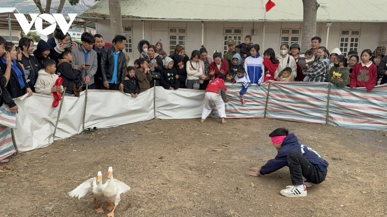 Los residentes locales y los turistas pueden participar en juegos folclóricos. Los residentes locales y los turistas pueden participar en juegos folclóricos.