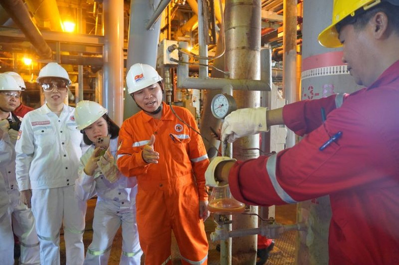 Gotas de petróleo del yacimiento petrolífero Ca Ngu Vang de Vietsovpetro. Gotas de petróleo del yacimiento petrolífero Ca Ngu Vang de Vietsovpetro.