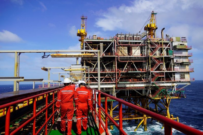 Trabajadores en el yacimiento petrolífero Bach Ho. Trabajadores en el yacimiento petrolífero Bach Ho.