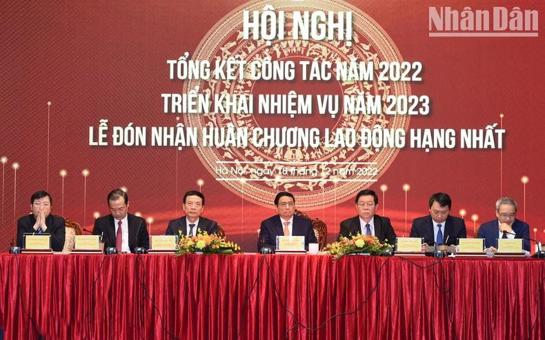 El primer ministro vietnamita, Pham Minh Chinh, y el jefe de la Comisión de Comunicación y Educación del Comité Central del Partido Comunista de Vietnam (PCV), Nguyen Trong Nghia, y los líderes del Ministerio de Información y Comunicación presiden la conferencia. El primer ministro vietnamita, Pham Minh Chinh, y el jefe de la Comisión de Comunicación y Educación del Comité Central del Partido Comunista de Vietnam (PCV), Nguyen Trong Nghia, y los líderes del Ministerio de Información y Comunicación presiden la conferencia.