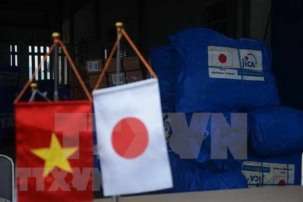 Japón dona artículos de socorro a las personas en el centro de Vietnam afectadas por inundaciones y tormentas (Fotografía: VNA) Japón dona artículos de socorro a las personas en el centro de Vietnam afectadas por inundaciones y tormentas (Fotografía: VNA)