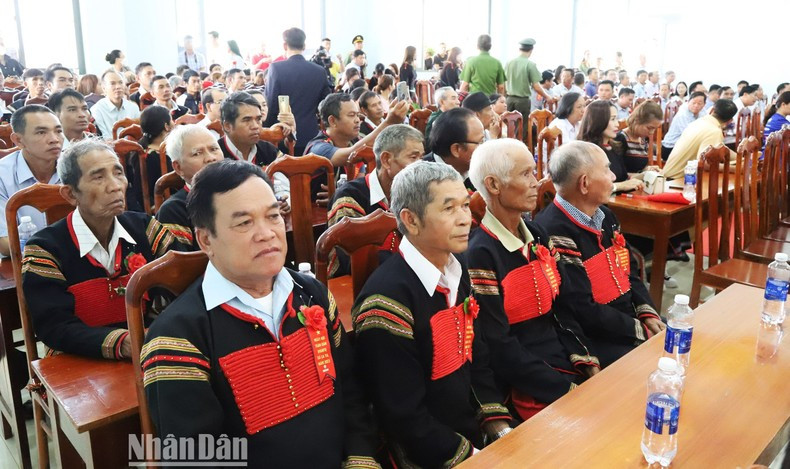 Grupos étnicos de la comuna de Ea Tul en el evento. Grupos étnicos de la comuna de Ea Tul en el evento.