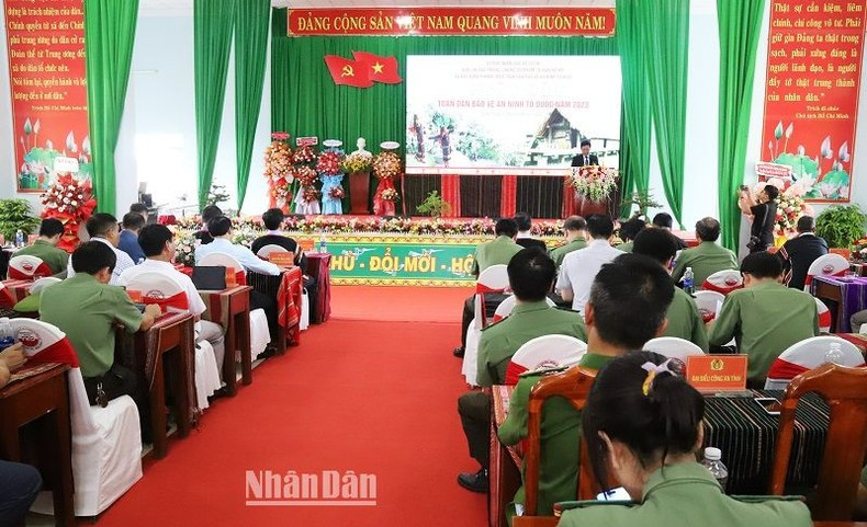 El presidente del Comité Popular de la comuna de Ea Tul, Le Quang Bat, informa sobre la garantía de la seguridad y el orden en el área. El presidente del Comité Popular de la comuna de Ea Tul, Le Quang Bat, informa sobre la garantía de la seguridad y el orden en el área.