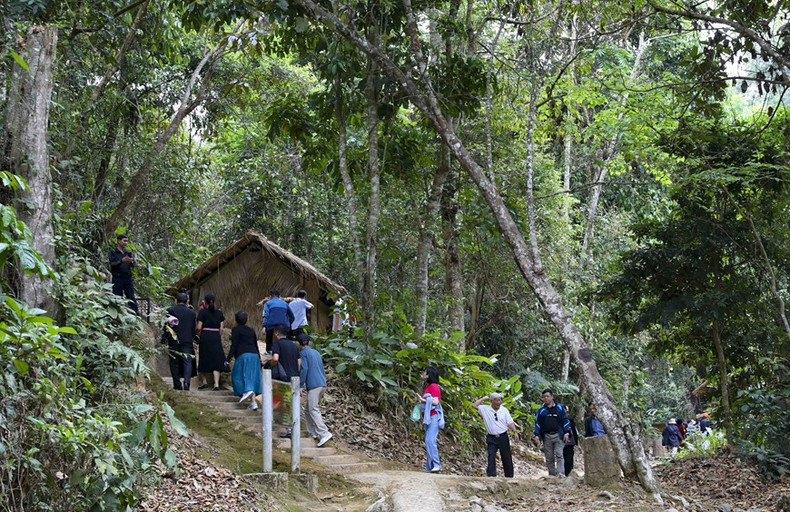 Turistas visitan la choza de trabajo del General Vo Nguyen Giap en las reliquias del cuartel general del Comando de Campaña de Dien Bien Phu. (Foto: VNA)