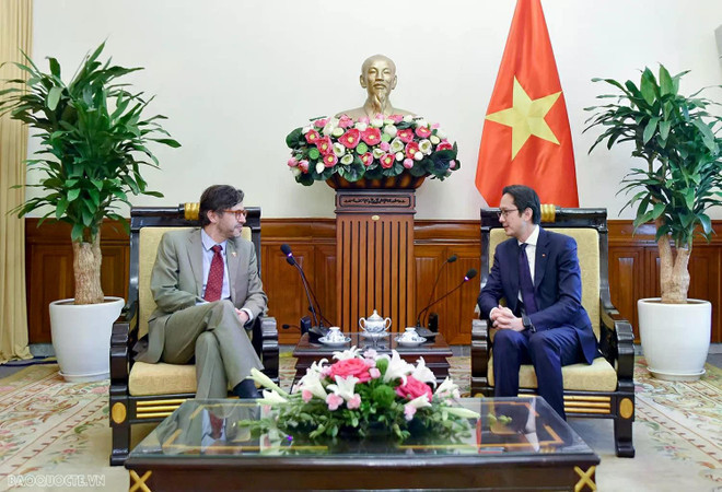 En el encuentro entre ambos funcionarios (Foto: baoquocte.vn) En el encuentro entre ambos funcionarios (Foto: baoquocte.vn)