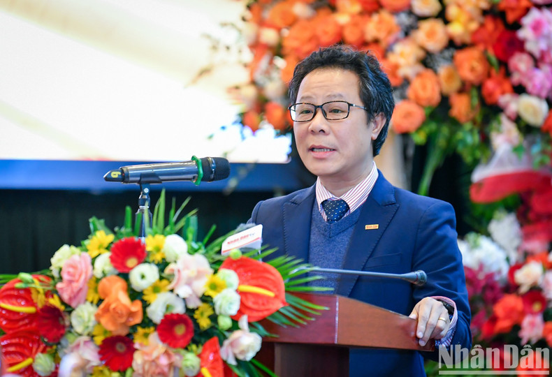 Vu Mai Hoang, redactor jefe del periódico Nhan Dan Fin de Semana, habla en el acto.