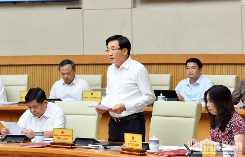 El ministro y jefe de la Oficina del Gobierno, Tran Van Son, habla en la reunión.