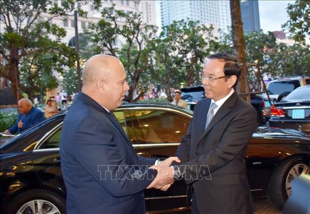 El miembro del Buró Político y secretario del Comité Central del Partido Comunista de Vietnam en Ciudad Ho Chi Minh, Nguyen Van Nen, recibe a Roberto Morales Ojeda, miembro del Buró Político y secretario de Organización del Comité Central del Partido Comunista de Cuba. (Foto: VNA)