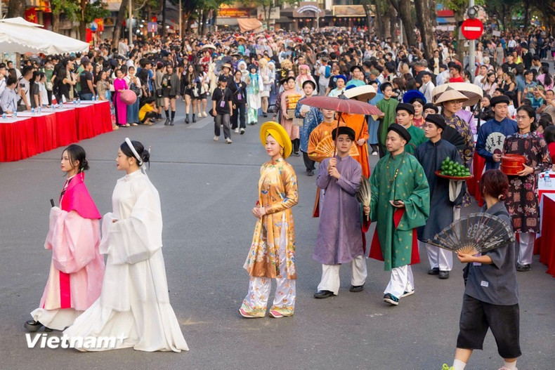 Residentes y turistas podrán admirar trajes antiguos vietnamitas