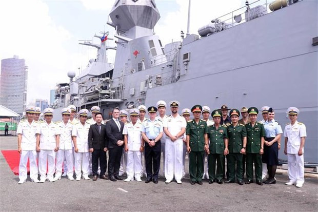 Los delegados que asistieron a la ceremonia de bienvenida del barco se tomaron fotografías de recuerdo. (Foto: VNA) Los delegados que asistieron a la ceremonia de bienvenida del barco se tomaron fotografías de recuerdo. (Foto: VNA)