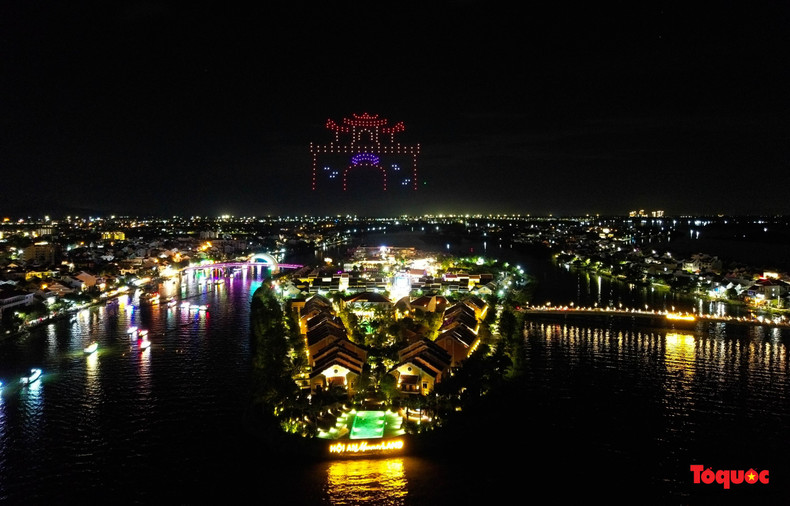 El espectáculo de drones es una combinación de cientos (a veces miles) de drones para crear imágenes y efectos de luz brillantes en el cielo nocturno. En unos 20 minutos, los drones forman 12 escenas atractivas, como dragones voladores, Chua Cau y flores de loto, entre otras. El espectáculo de drones es una combinación de cientos (a veces miles) de drones para crear imágenes y efectos de luz brillantes en el cielo nocturno. En unos 20 minutos, los drones forman 12 escenas atractivas, como dragones voladores, Chua Cau y flores de loto, entre otras.
